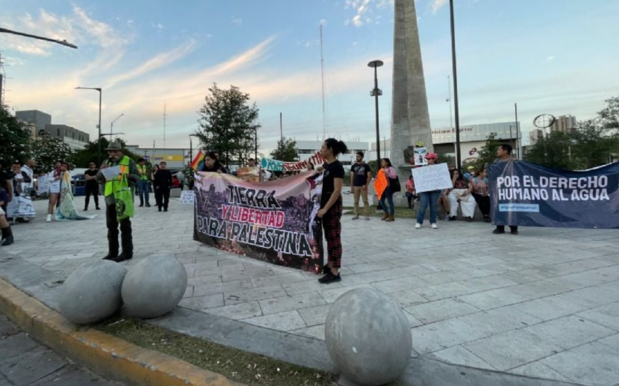 Marchan por la defensa del agua en Nuevo León
